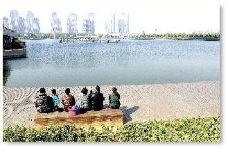 昨天中午，如意湖畔，在這樣的天氣曬太陽是一種享受。 記者 馬健 圖