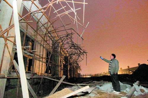 三四十米長的腳手架發(fā)生坍塌 三四十米長的腳手架發(fā)生坍塌