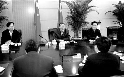 11月30日，中共中央政治局常委、中央紀(jì)委書(shū)記王岐山在北京主持召開(kāi)座談會(huì)，聽(tīng)取專(zhuān)家學(xué)者對(duì)黨風(fēng)廉政建設(shè)和反腐敗工作的意見(jiàn)和建議。新華社發(fā)