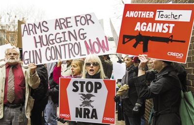 12月17日，華盛頓，示威者來到美國“全國槍支協(xié)會”在國會的說客辦公室表達(dá)控制槍支的訴求。