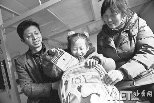 這是范勇一家在北京過得第二個(gè)春節(jié)，小女兒給記者展示習(xí)總書記送的書。