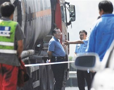 陜西“表哥”楊達(dá)才在車禍現(xiàn)場。資料圖