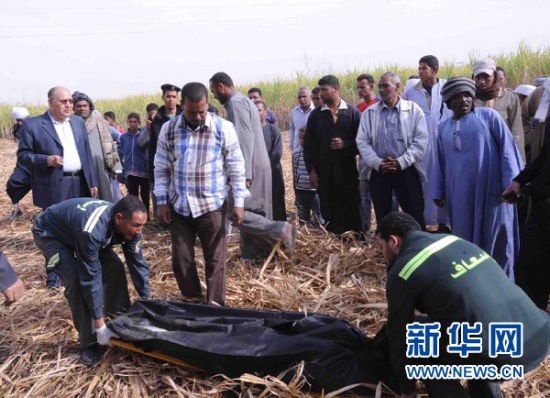 2月26日，在埃及旅游城市盧克索附近，急救人員在熱氣球事故現(xiàn)場(chǎng)搬運(yùn)遇難者遺體。 新華社發(fā)