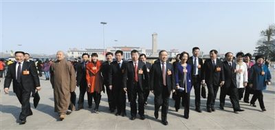 昨日，中國(guó)人民政治協(xié)商會(huì)議第十二屆全國(guó)委員會(huì)第一次會(huì)議在北京人民大會(huì)堂開幕。這是全國(guó)政協(xié)委員走向人民大會(huì)堂。新華社記者 陳樹根 攝