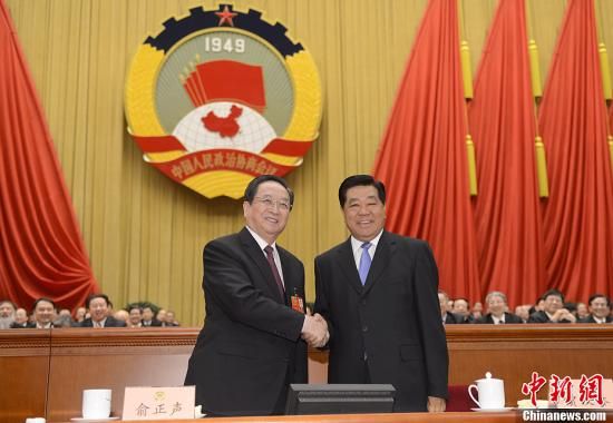 3月11日下午，全國政協(xié)十二屆一次會(huì)議在北京人民大會(huì)堂舉行第四次全體會(huì)議，俞正聲當(dāng)選政協(xié)第十二屆全國委員會(huì)主席。圖為政協(xié)第十一屆全國委員會(huì)主席賈慶林和俞正聲握手，表示祝賀。中新社發(fā) 廖攀 攝