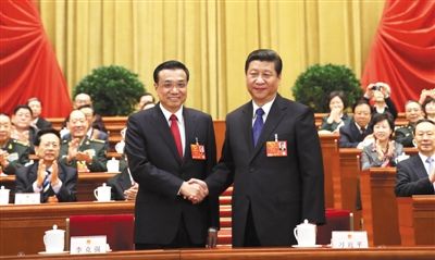 昨日，人大會議投票表決，決定李克強為國務(wù)院總理后，習近平和李克強親切握手。 新華社記者 蘭紅光 攝