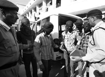 3月18日，印度中央邦，涉嫌輪奸瑞士女游客的男子被押往法庭。據(jù)悉，6名男子均面臨搶劫指控，其中4人面臨強(qiáng)奸指控。