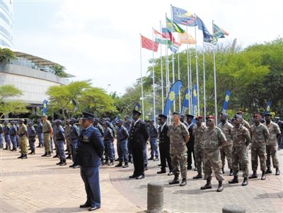 3月23日，南非警員參加德班峰會安保動員會。為確保峰會安全，南非政府從全國抽調(diào)3000名警察加強(qiáng)安保。 新華社發(fā)