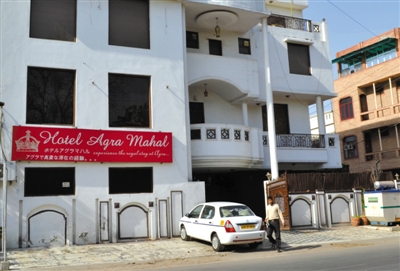 3月19日，印度北部阿格拉，一名英國女游客在旅館住店，有兩人企圖闖入她的房間，因害怕遭到強奸，她從旅