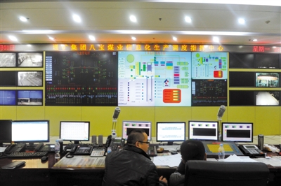 前日，八寶煤業(yè)公司，大家監(jiān)控井內(nèi)狀況。新華社 張楠 攝