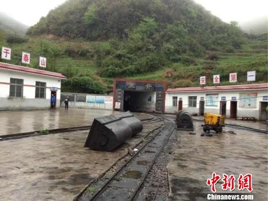 事故發(fā)生于5日晚22時許，事發(fā)時共有41人在井下作業(yè)，其中有32人安全升井，9人被困井下。