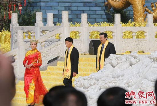 　河南省委書記、省人大常委會主任郭庚茂，河南省省長謝伏瞻敬獻花籃。映象網(wǎng)記者 邵恰 攝