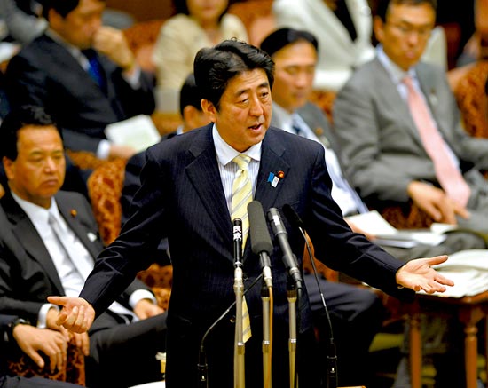 23日，安倍在參議院預(yù)算委員會發(fā)表講話。