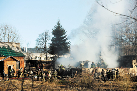 4月26日，俄羅斯救援人員在莫斯科州德米特羅夫區(qū)拉緬斯基村發(fā)生火災(zāi)的精神病院滅火?！　C供圖