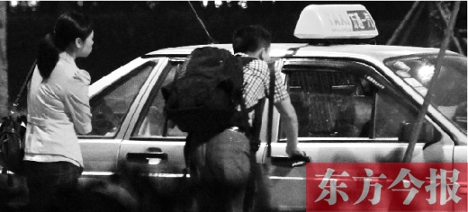 5月1日，記者夜探鄭州火車(chē)東站黑出租車(chē)，司機(jī)告知記者不打表40元，記者上車(chē)錄音取證