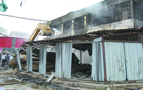 大火燒了近4個小時，中牟縣貿(mào)易區(qū)被燒得面目全非。