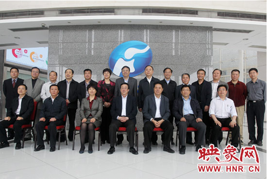 郭庚茂等省領(lǐng)導(dǎo)與省廣電局、河南電視臺的同志們合影