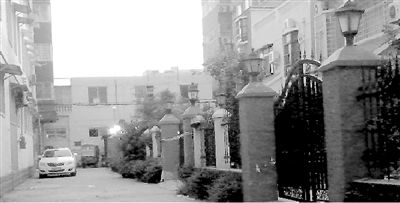 拉警戒線的地方就是高家居住的15號(hào)樓。高天峰居住在榮華小區(qū)一棟復(fù)式二層樓，三戶(hù)人家各有獨(dú)院。榮華小區(qū)一名業(yè)主供圖