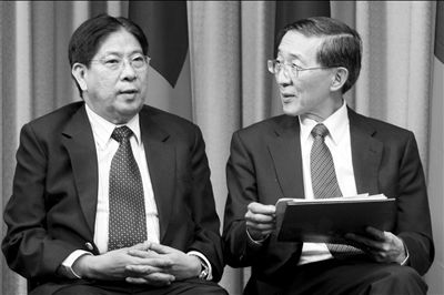 昨天凌晨,菲駐臺(tái)北馬尼拉經(jīng)濟(jì)文化辦事處代表白熙禮(左)與臺(tái)灣外事部門負(fù)責(zé)人林永樂在臺(tái)北共同舉行記者會(huì)。圖/CFP