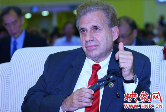 聽到關(guān)于鄭州航空港經(jīng)濟綜合實驗區(qū)的介紹，約翰.卡薩達博士豎起了大拇指