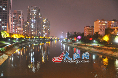 夜幕下的玉帶河，風(fēng)景很好，但是臭氣熏天。