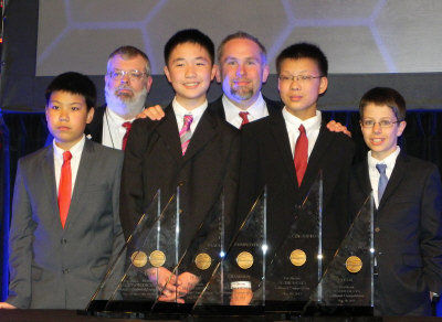 孫嘯秋(右二)與獲得團體組冠軍的隊友任昊淼(前左一)、林浩然(前左二)、Matthew Lipman