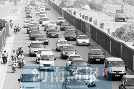 因施工封路，中州大道上的車輛行駛緩慢 王春勝/攝