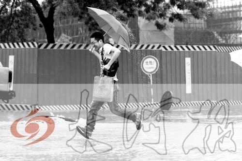 鄭州經(jīng)三路與北環(huán)交叉口處，積水較深，行人們不得不“練輕功”。 記者 白周峰 攝影