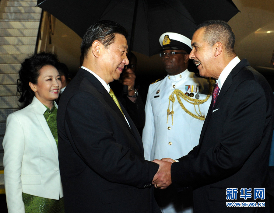 特立尼達(dá)和多巴哥總統(tǒng)卡莫納夫婦、總理比塞薩爾等到機(jī)場(chǎng)迎接習(xí)近平和夫人彭麗媛。饒愛民 攝