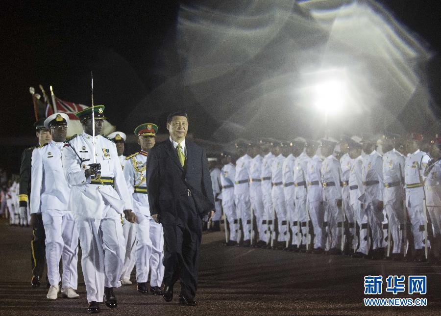 這是習(xí)近平主席檢閱儀仗隊(duì)。 蘭紅光 攝