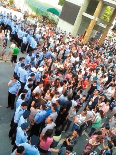 　考生家長圍堵在考點門口。 網(wǎng)絡截圖