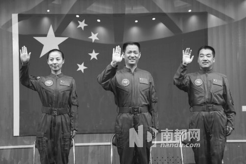 神舟十號(hào)航天員王亞平(左)、聶海勝(中)、張曉光(右)。 新華社發(fā)