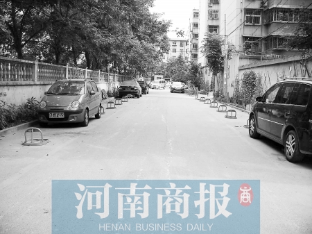 城市公共道路，成了很多人的“停車場(chǎng)” 記者 邱曉峰/攝