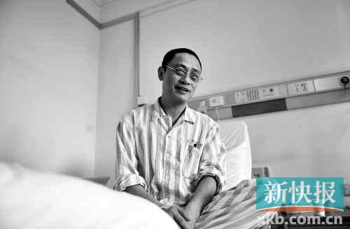 在病床上,趙海濱看起來比原先照片里消瘦了很多,雖然戴著一副近視眼鏡,卻掩飾不住鏡框后面發(fā)黑的眼圈。新快報(bào)記者孫毅/攝