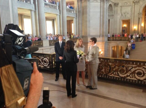 同性伴侶斯蒂爾和克里斯汀在舊金山市政廳舉行婚禮，這是自2008年加州8號提案通過以來，加州的首場同性婚禮。