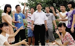 同學(xué)們用手臂連成光環(huán)，把班主任老師圍起來，表達(dá)對他的敬意和謝意。