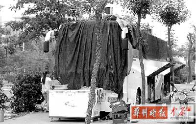 這就是涉嫌占道經(jīng)營(yíng)的無證“巴士餐廳”