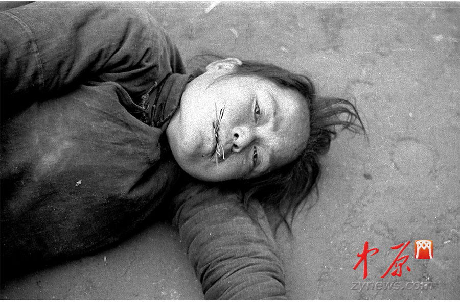 饑荒受災(zāi)者，她嘴里咬了幾根草