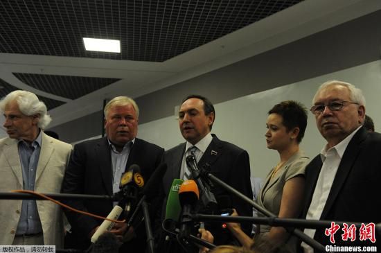 據外媒報道，美國“棱鏡”監(jiān)控計劃泄密者愛德華·斯諾登于莫斯科時間7月12日在莫斯科謝列梅捷沃機場與多家人權機構代表人士舉行會談。圖為參加會談的人權代表接受媒體采訪。