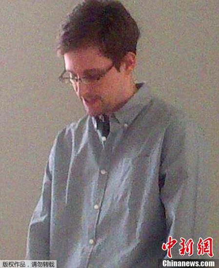 據外媒報道，美國“棱鏡”監(jiān)控計劃泄密者愛德華·斯諾登于莫斯科時間7月12日在莫斯科謝列梅捷沃機場與多