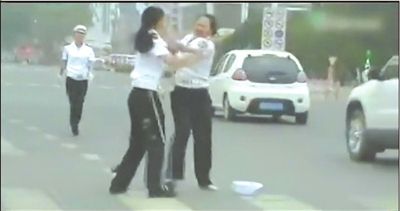 兩名“女交警”馬路中央廝打。圖/東方IC