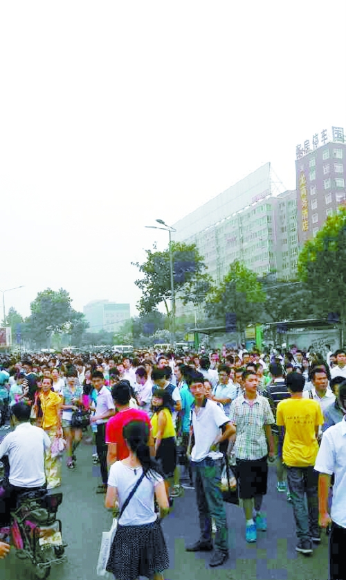 　早高峰等公交，場面蔚為壯觀（網友供圖）。