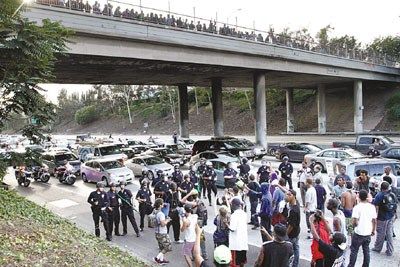 地點:美國洛杉磯。大批警察和示威者正在對峙