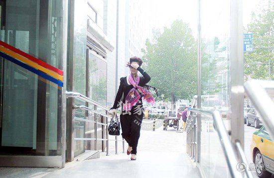 2013年7月22日，李某輪奸案庭前會(huì)議在海淀某法庭舉行，現(xiàn)場(chǎng)有大批媒體等候。