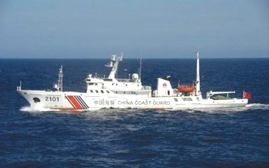 24日在釣魚島附近海域巡航的中國海警船。
