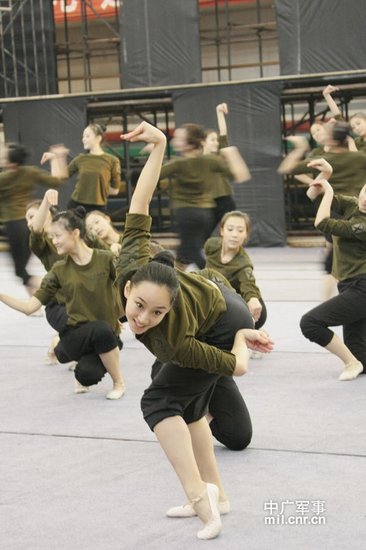 國防大學(xué)教授：文工團被妖魔化 文藝兵有存在必要