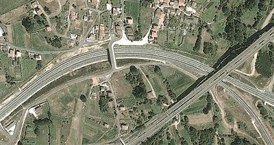 事發(fā)地的急轉(zhuǎn)彎道。以下是監(jiān)控視頻截圖。