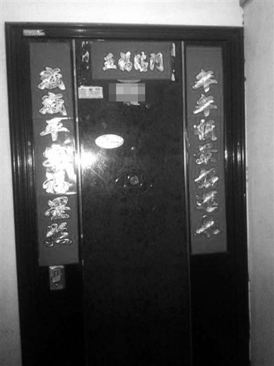 昨天22時許,被摔女童家房門緊閉,多名家屬稱,在協(xié)商處理孩子后事。新京報記者 楊鋒 攝