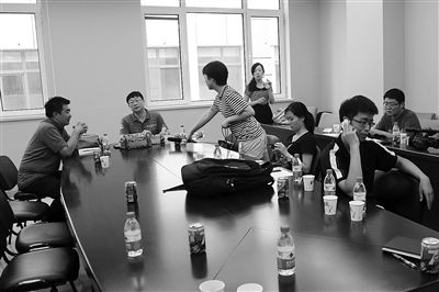 昨日，什剎海街道辦事處第四會議室，“什剎海女童練攤父親被打”事件的通氣會現(xiàn)場。