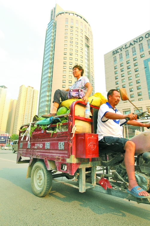 多賣瓜，瓜農(nóng)在烈日下奔波忙碌。